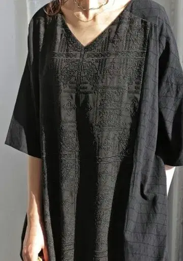 안티카 블랙 패턴 절개 롱 원피스