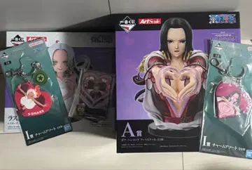 A상 피규어와 하트형 키링 세트