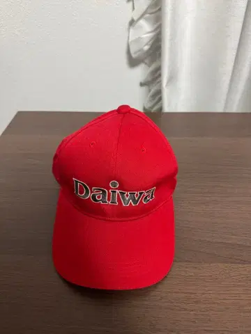 다이와 빨간색 캡 오픈 로고 포함