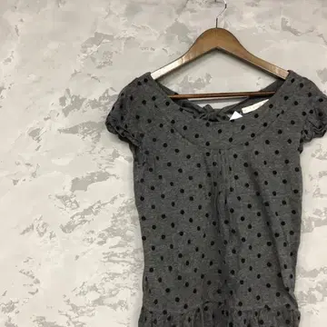 shuca 도트 무늬 그레이 반팔 상의 얇은 소재 올 패턴 오픈 카라