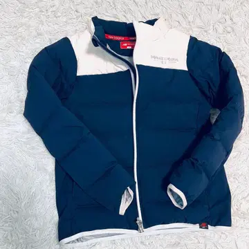 다운 자켓 네이비와 화이트