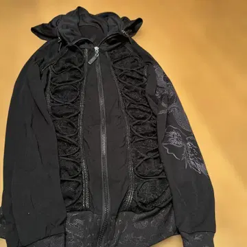 얇은 소재의 드래곤 패턴 레이스 점퍼