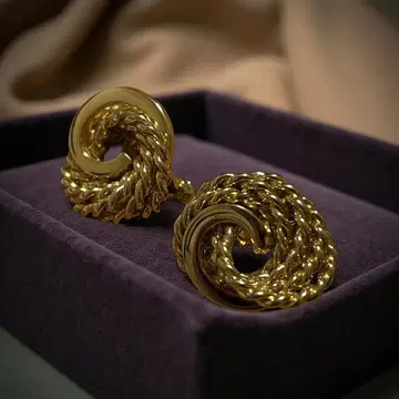 소용돌이 디자인의 골드 컬러 귀찌