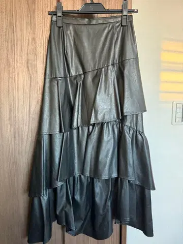 릴리 브라운 인조 가죽 캉캉 스커트