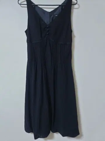 도트 무늬 슬리브리스 무릎 기장 원피스