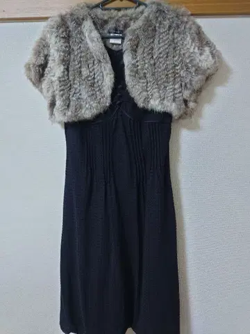 도트 무늬 슬리브리스 무릎 기장 원피스