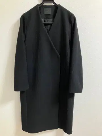 KBF 블랙 체스터 코트