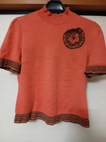 토마츠 꽃 브로치 포함 스웨터