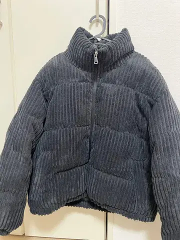 리브 소재의 그레이 다운 자켓