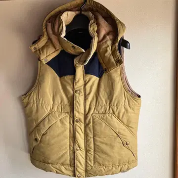 남성용 후드 부착 가슴 배색 절개 충전솜 베스트