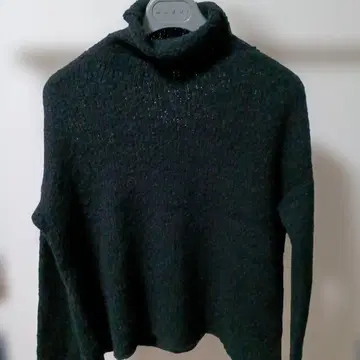 블랙 터틀넥 니트