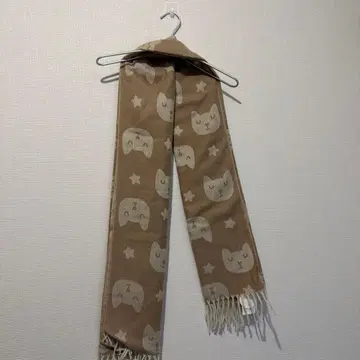 택 포함 고양이와 별 디자인의 베이지 머플러
