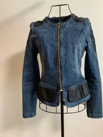 비즈 장식이 있는 다크 블루 데님 자켓