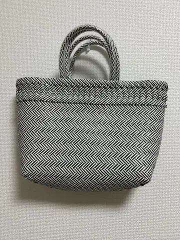 메케아리사 MEKEARISA 바스켓백 화이트 블랙 S 사이즈