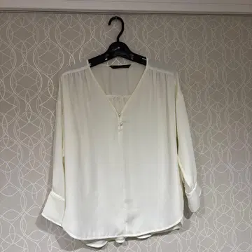 마르티니크 화이트 V넥 긴팔 셔츠