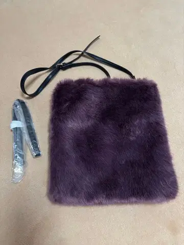 퍼플 퍼 숄더백
