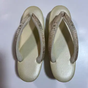 통굽 조리 크림색 고급 일본 정통 의상 소품