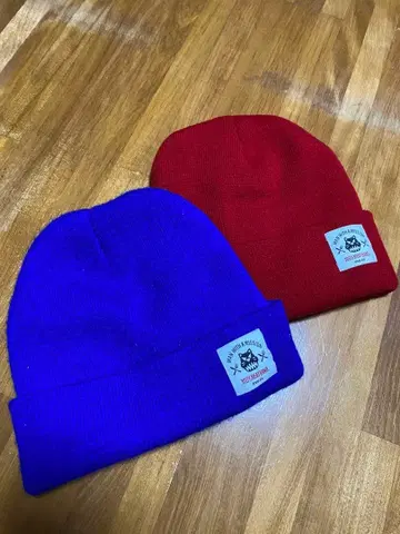 보라색과 빨간색의 접이식 니트 모자 세트