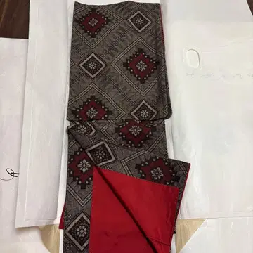 명주 기모노 빨간색과 그레이의 기하학 패턴