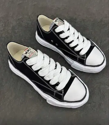 블랙/화이트 로우컷 스니커즈