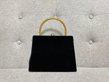 개성파! 벨로아 소재의 블랙 핸드백