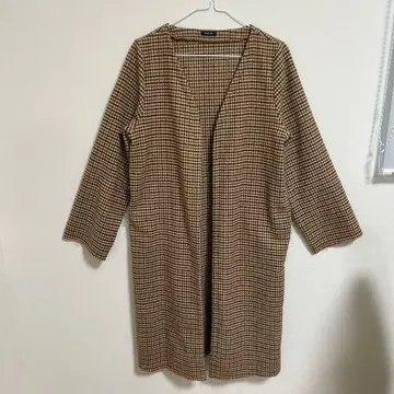 브라운 계열 체크 무늬 롱 코트 코트 옷깃 없음 포켓 부착