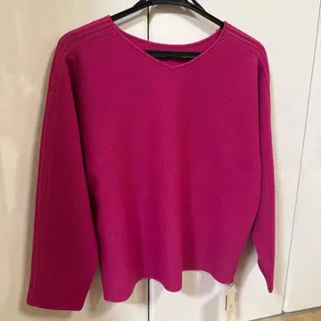 미사용 새상품 AMACA 핑크 V넥 긴팔 니트