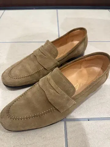 베이지 스웨이드 로퍼