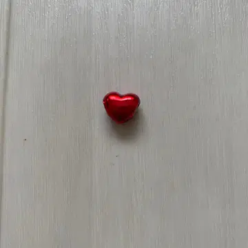 PANDORA 메탈릭 레드 하트 참