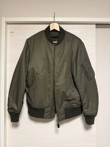 유니클로 MA-1 플라이트 자켓 카키 올리브