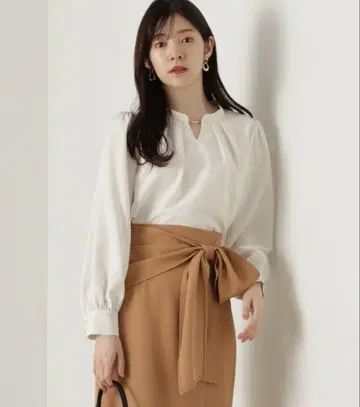 택 포함 새상품 프로포션 바디 드레싱 스탠드 펄 블라우스 화이트