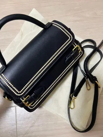 스터드 장식 블랙 숄더백