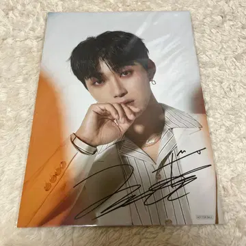 OMEGA X JAEHAN 사인 포함 메가 아티스트 사진