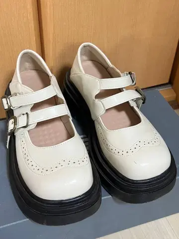 화이트 더블 스트랩 로퍼