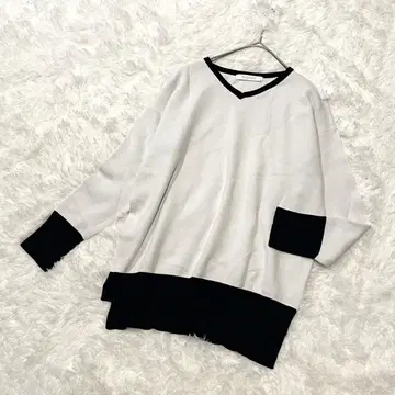 DoCLASSE 두클라쎄 바이컬러 니트 V넥 앞뒤 트임 밑단 루즈핏