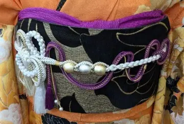 화이트와 은색의 허리띠 성인식