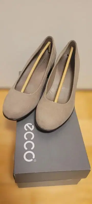 ECCO 베이지 스웨이드 펌프스 중간 힐
