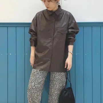 [ 인기 완판템 ] 로리즈팜 인조 가죽풍 셔츠 블라우스 브라운