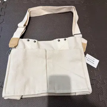 택 포함 새상품 화이트 캔버스 숄더백