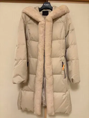 FOXEY 후드 부착 다운 자켓 베이지