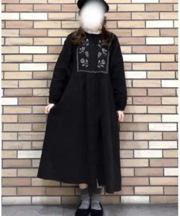 사만사 모스모스 / 가슴 절개 자수 원피스 / 차콜