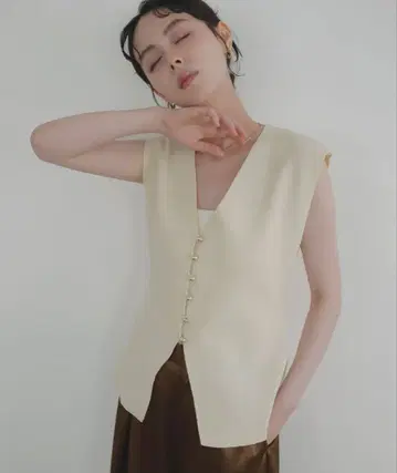 LIAN 메탈 버튼 니트 베스트 아이보리