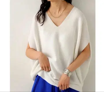 안티카 화이트 V넥 니트 반팔 코쿤