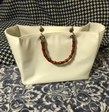 화이트 대나무 핸들 토트백