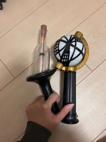 응원봉 화이트 블랙 구체 디자인