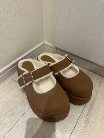 Bergen  텍스처 퍼 트리밍 버클 플랫폼 뮬