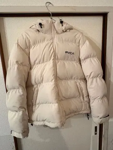 RVCA 후드 부착 화이트 다운 자켓
