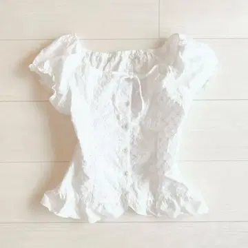 LIZLISA 계 화이트 퍼프 슬리브 상의 비쥬 버튼 코튼 소재