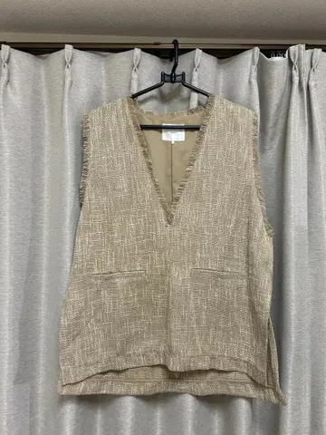 부드러운 베이지 V넥 베스트