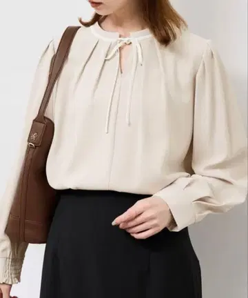 로페피크닉 배색 리본 블라우스